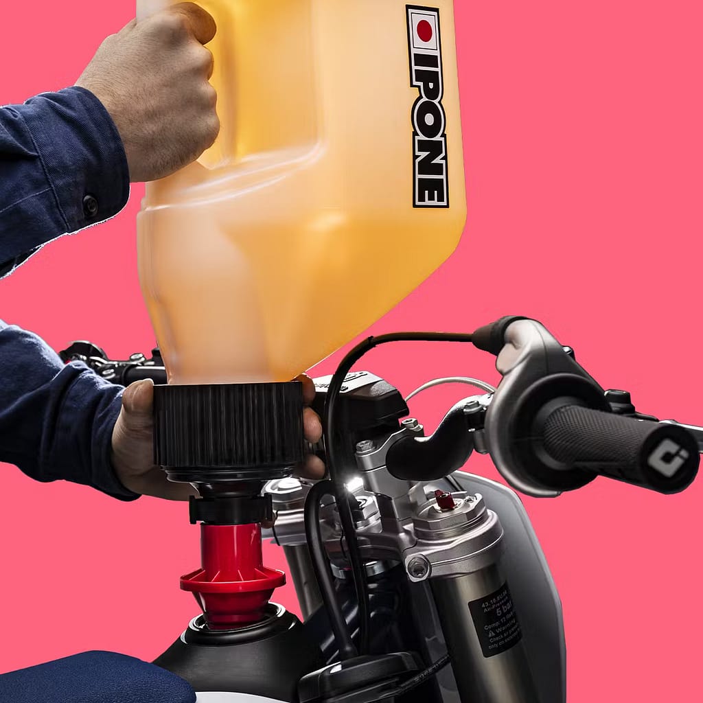 Quelle huile moteur choisir pour ta moto 2 temps ou ton quad ? Le guide simple et efficace