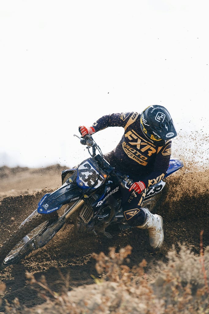 Comment bien choisir son guidon de motocross pour limiter le mal de bras ? Le guide complet !