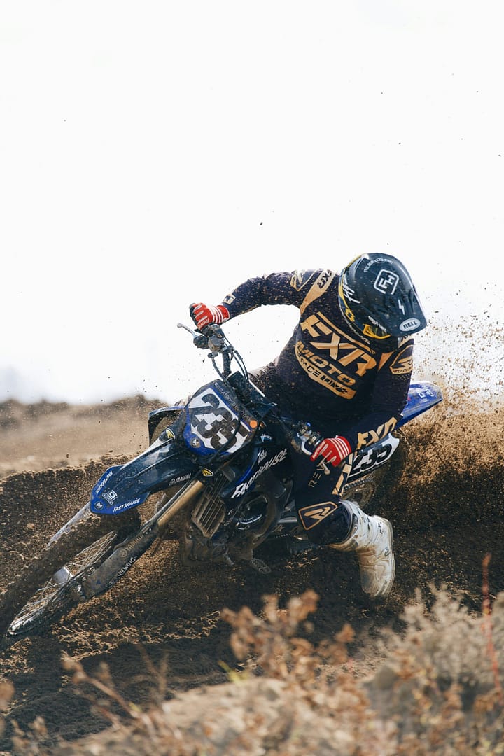 Comment bien choisir son guidon de motocross pour limiter le mal de bras ? Le guide complet !